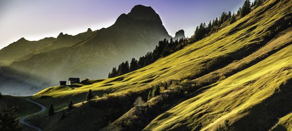 ein wunderschöne Alpenlandschaft im Morgengrauen