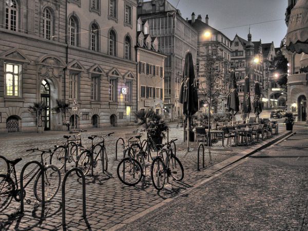 viele Fahrräder stehen in einer Altstadt