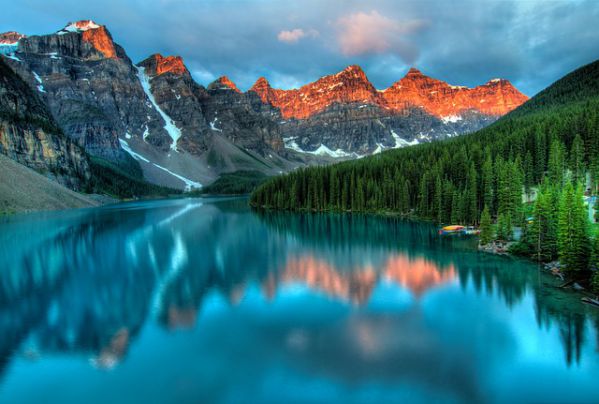 Berge und Fluss in Kanada