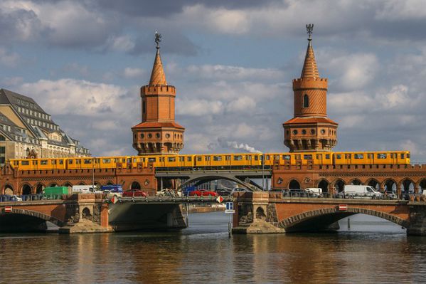 Die Oberbaumbrücke über die Spree in Berlin