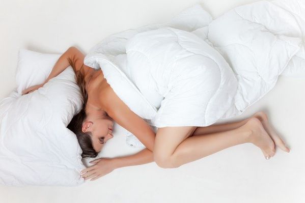 Nackt schlafen - wie gesund und erholsam ist das textilfreie Schlafen?
