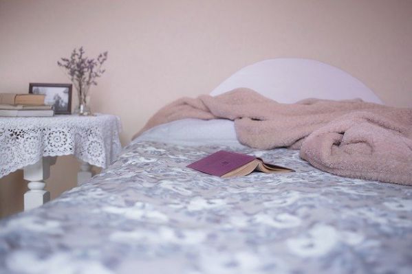 ein leeres Bett mit einem Buch 