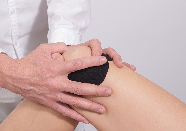 Knieschmerzen beim Anwinkeln? 5 Tipps für schnelle Hilfe