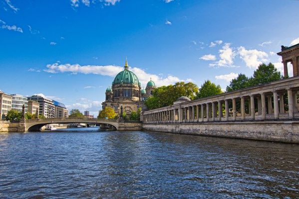Blick zum Berliner Dom vom Wasser aus