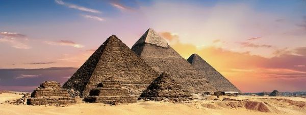 die Pyramiden von Gizeh im Sonnenaufgang