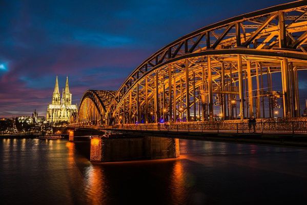 der Dom und die Brücke von Köln sind zusehen