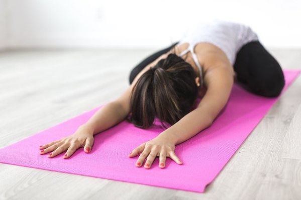 ein Frau macht Yoga