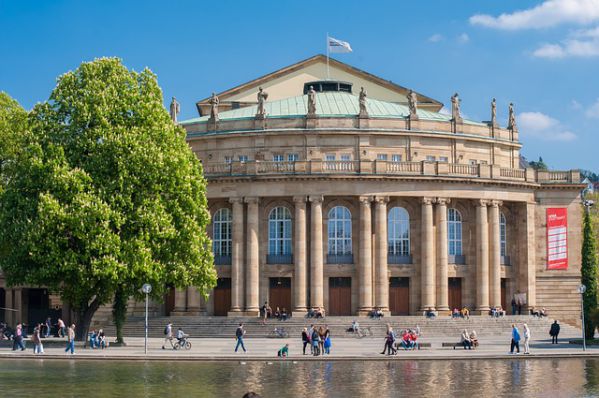 der Eingang vom Stuttgarter Stadt Theater ist zusehen