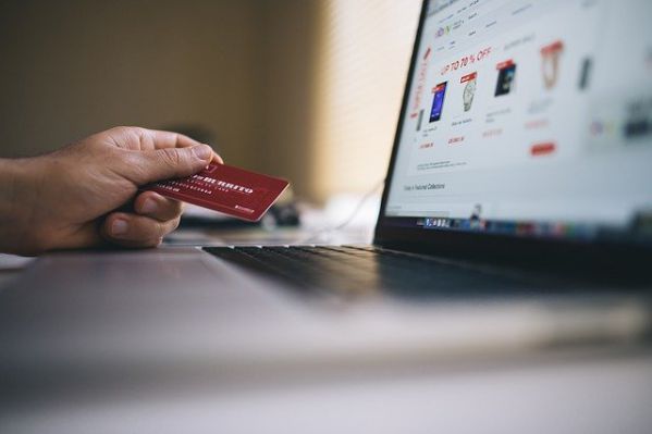 Wie Kunden mit einer Kreditkarte sicher bezahlen