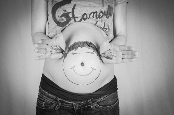 babybauch eine Frau mit Baybauch und einem Gesicht drauf