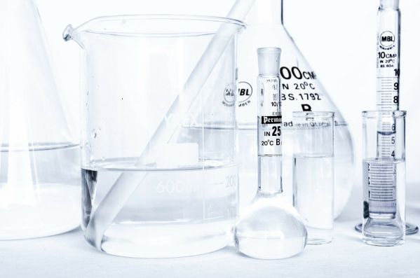 Laborbehälter, Spritzflaschen & Dosierflaschen in der Medizin- und Chemietechnik: Auf das Einsatzgebiet und optimal geeignete Materialeigenschaften kommt es an