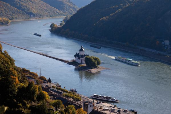 der Rhein mit Schiffen auf dem Fluss