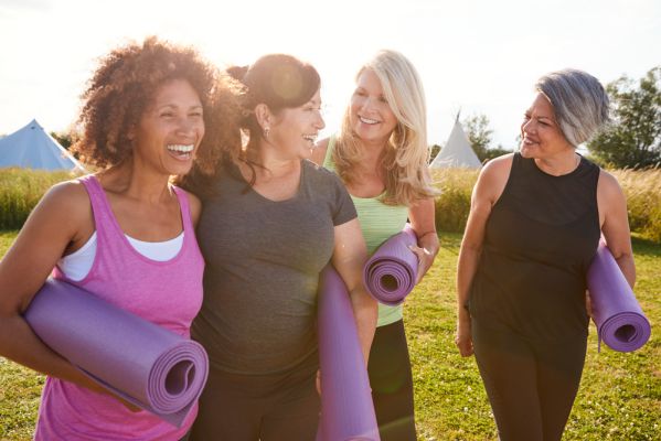 eine Gruppe reifer Frauen geht zum Wellness