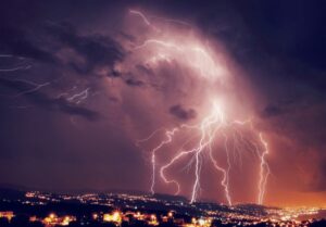 Unwetter und Sturm: Welche Versicherung zahlt den Schaden?