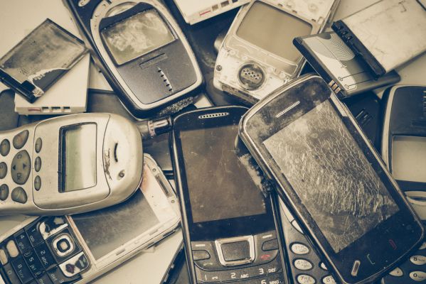 alte Handys auf einem Haufen