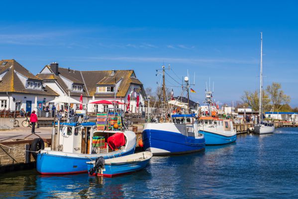 der Hafen von Hiddensee mit Fischkutter