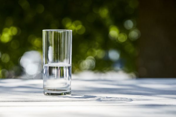 ein Glas Wasser steht auf dem Tisch