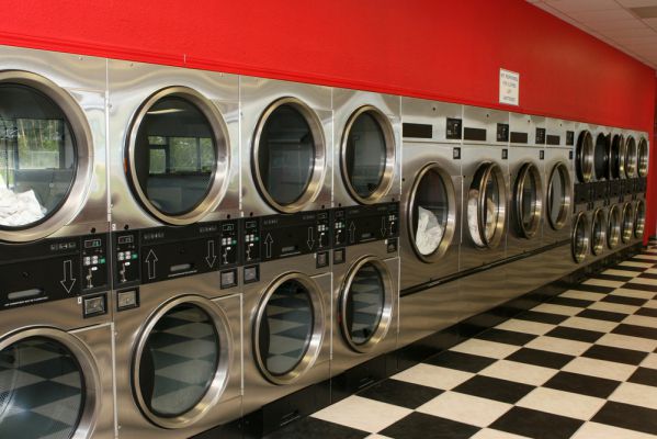 viele Waschmaschinen in einem Waschsalon 