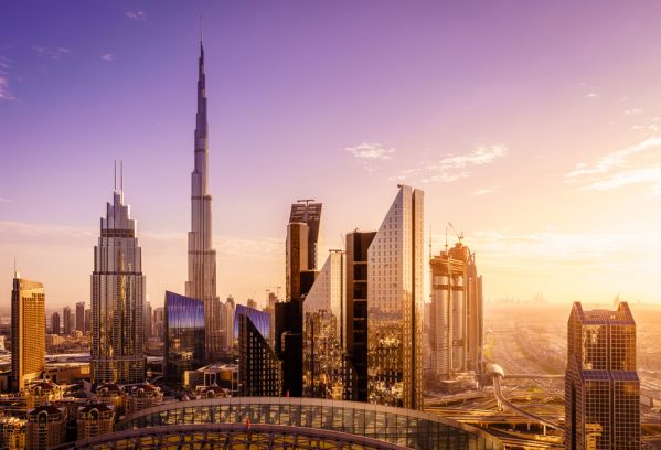 die Skyline von Dubai mit dem Burj Khalifa 