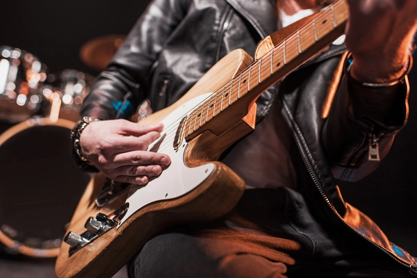 Gitarre ein Musiker spielte eine Gitarre