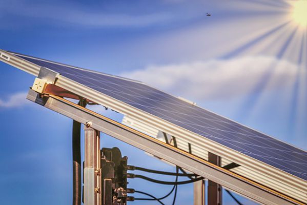 eine Solaranlage steht auf dem Balkon