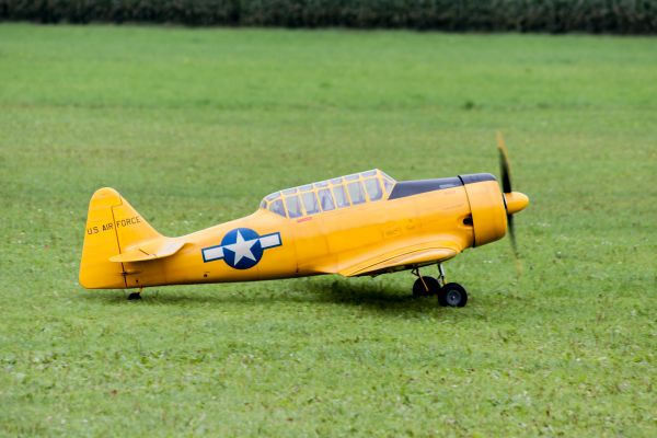 ein gelbes Modelflugzeug auf der Landeband