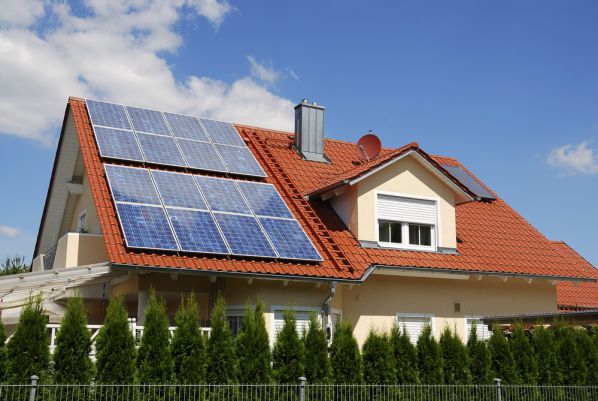 Solarstrom ohne Risiko – wie wird eine Photovoltaik-Anlage versichert?