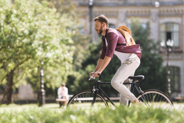 ein Mann fährt mit dem Fahrrad durch die Stadt