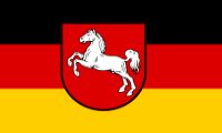 die Flagge vom Bundesland Niedersachen ist Schwarz rot Gold mit einem weißem Pferd in der Mitte