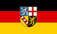 die Flagge vom Bundesland Saarland ist Schwarz Rot Gold mit einem Wappen in der Mitte