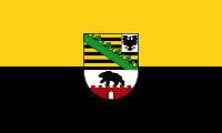 die Flagge vom Bundesland Sachen-Anhalt ist Gelb Schwarz mit einem Wappen in der Mitte