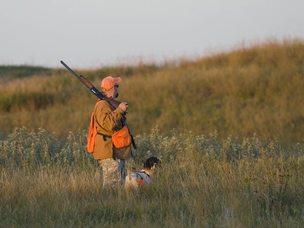 Mann auf Jagd mit seinem Hund
