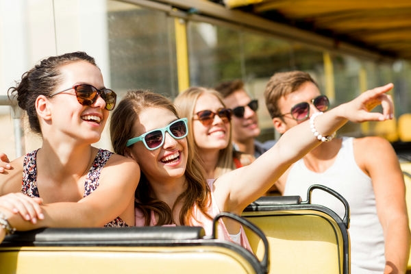 mehrere Personen sitzen im Bus 