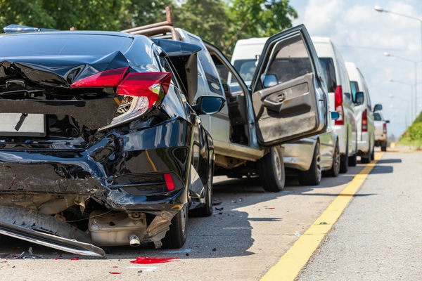 ein Auto hat einen Unfall