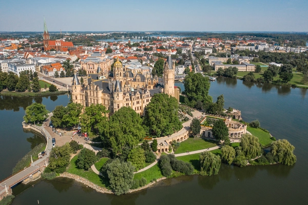 eine Luftaufnahme vom Schloss Schwerin