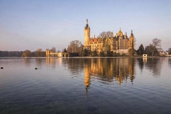 Das Schweriner Schloss ist auf einer kleinen Insel auf dem Schweriner See zu sehen