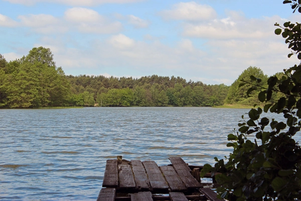 ein See in Mecklenburg-Vorpommern mit Steg