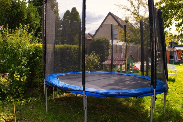 ein Trampolin steht im Garten