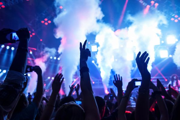 erhobene Hände bei einem Konzert