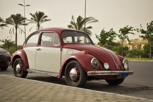 ein VW Käfer steht am Straßenrand
